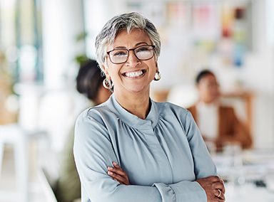 mujer sonriendo en la cafeteria